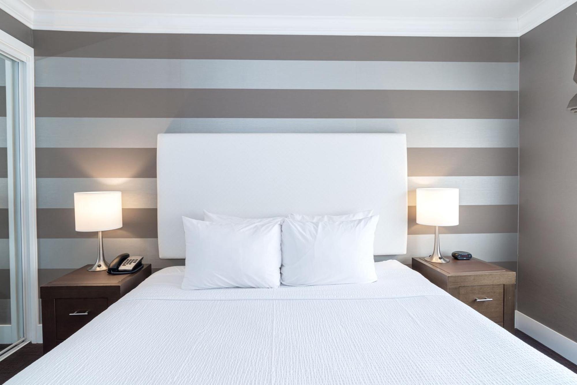Sandman Hotel Edmonton West Buitenkant foto