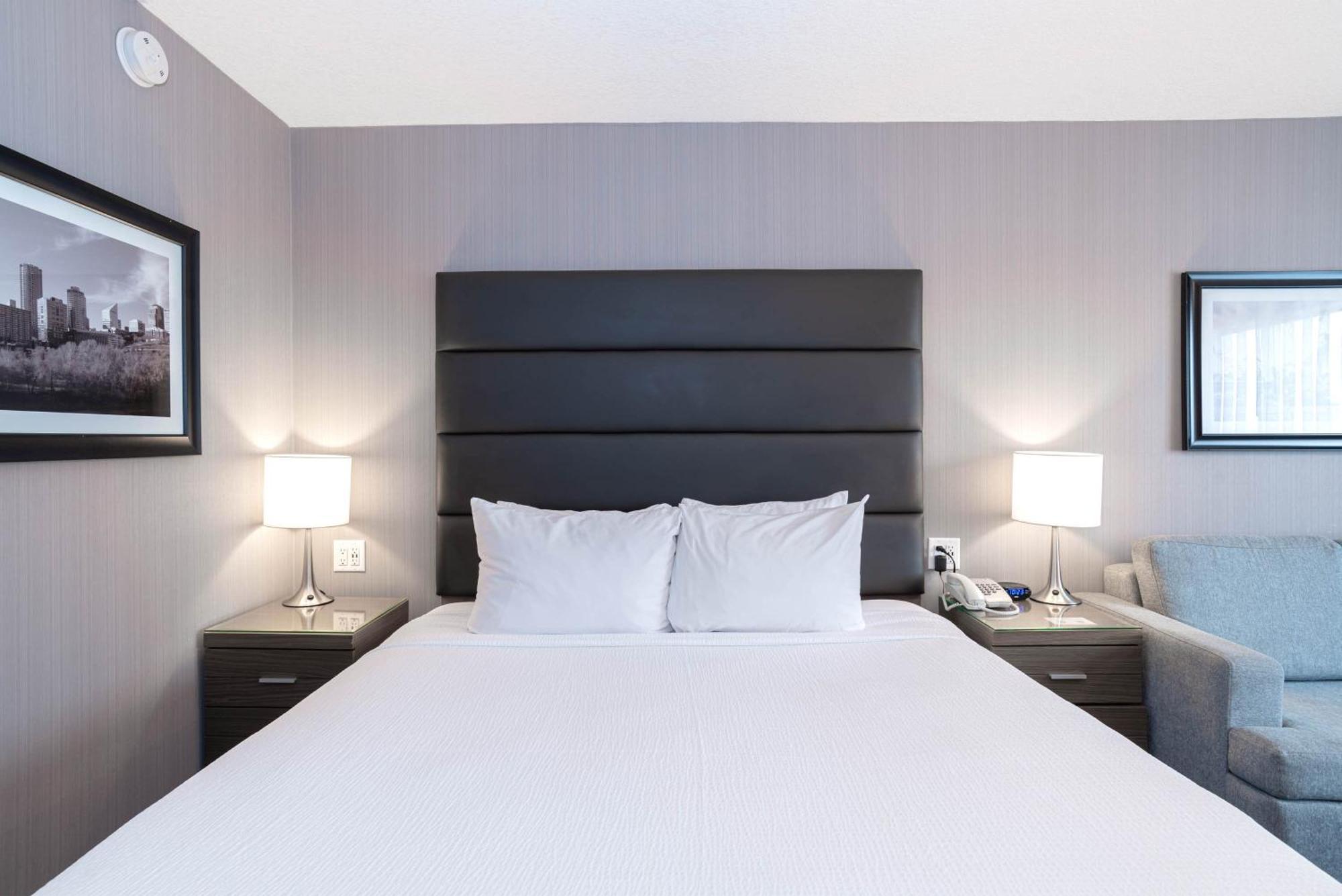Sandman Hotel Edmonton West Buitenkant foto