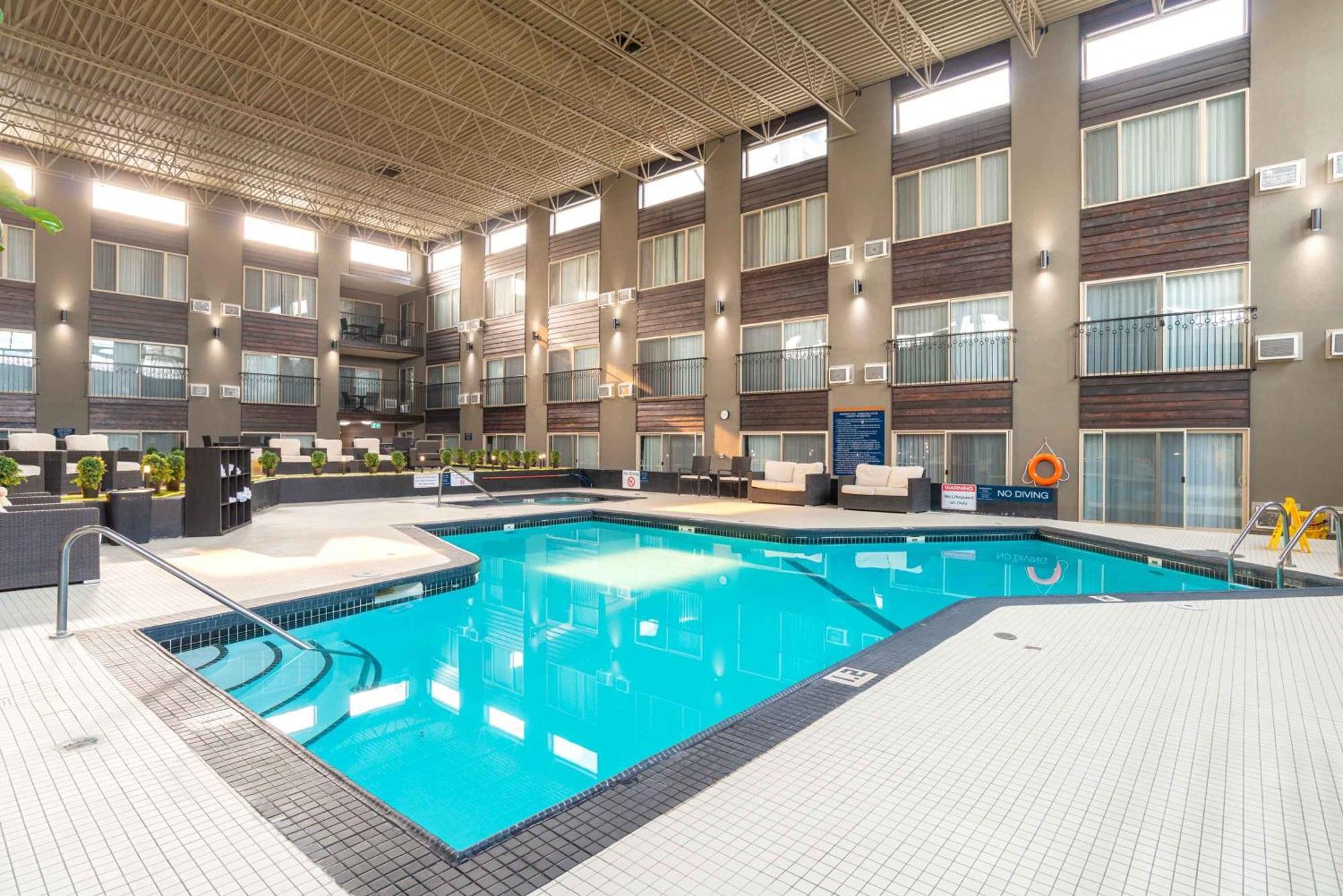 Sandman Hotel Edmonton West Buitenkant foto