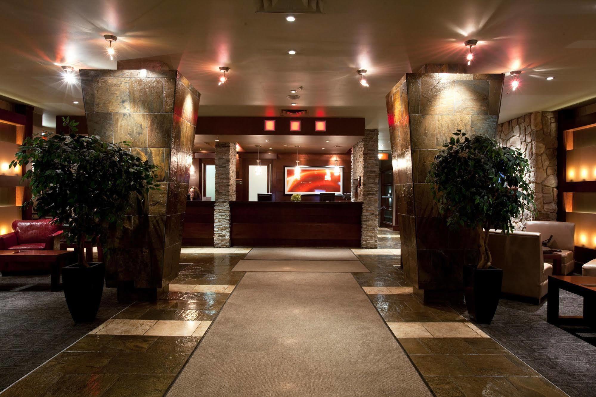 Sandman Hotel Edmonton West Buitenkant foto