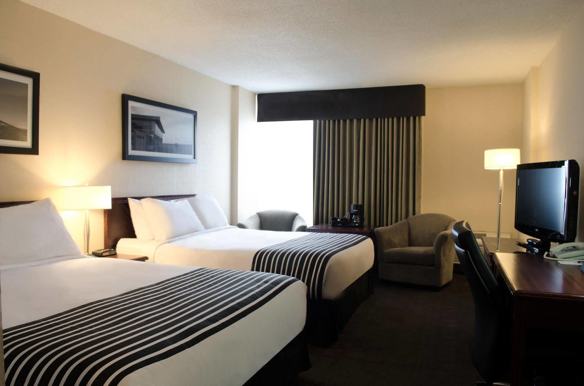 Sandman Hotel Edmonton West Buitenkant foto